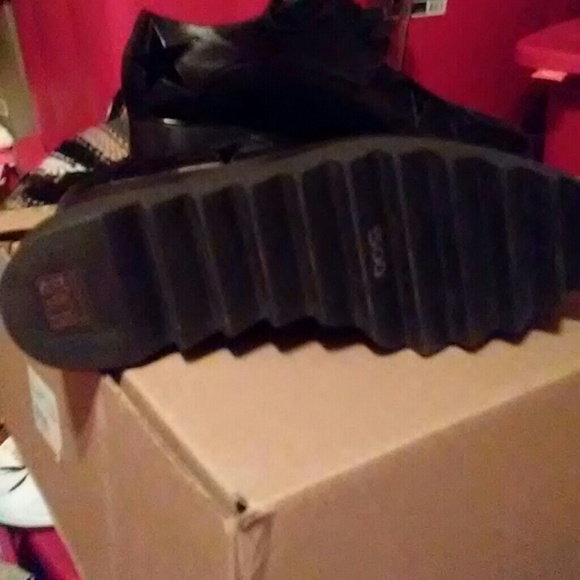 Shoes - Picture 3 of 4